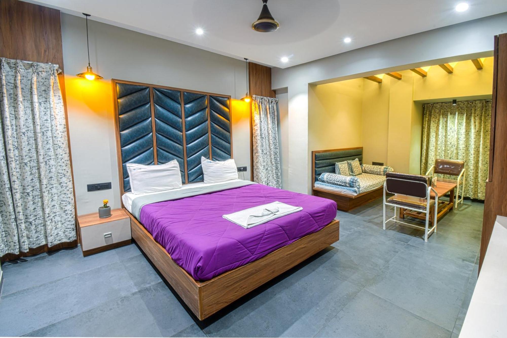 Hotel Vrindavan Deluxe コールハープル エクステリア 写真