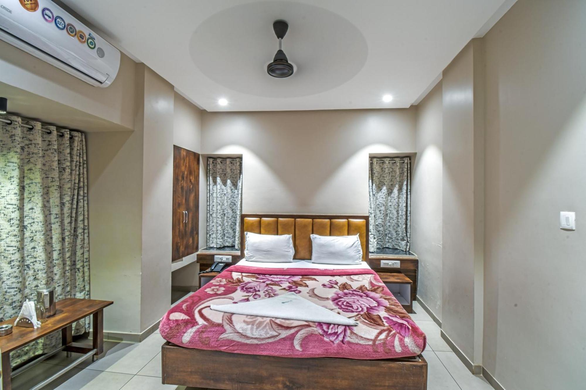 Hotel Vrindavan Deluxe コールハープル エクステリア 写真