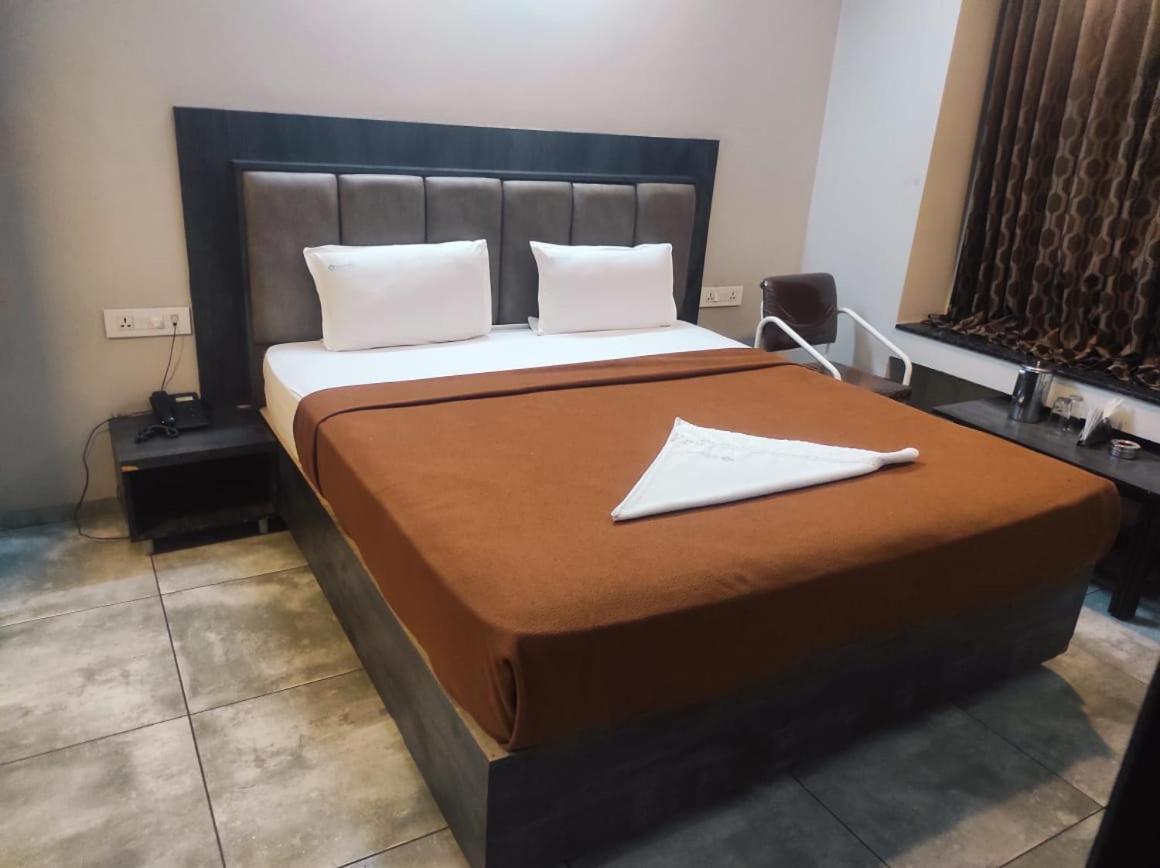 Hotel Vrindavan Deluxe コールハープル エクステリア 写真