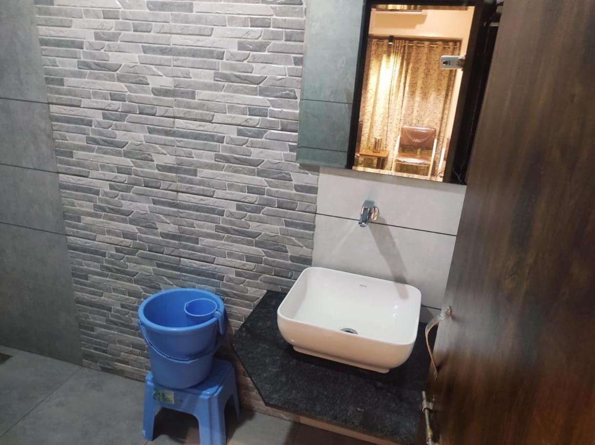 Hotel Vrindavan Deluxe コールハープル エクステリア 写真