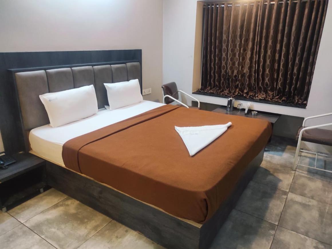 Hotel Vrindavan Deluxe コールハープル エクステリア 写真
