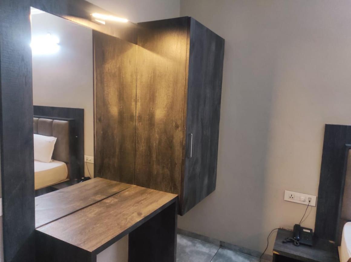 Hotel Vrindavan Deluxe コールハープル エクステリア 写真