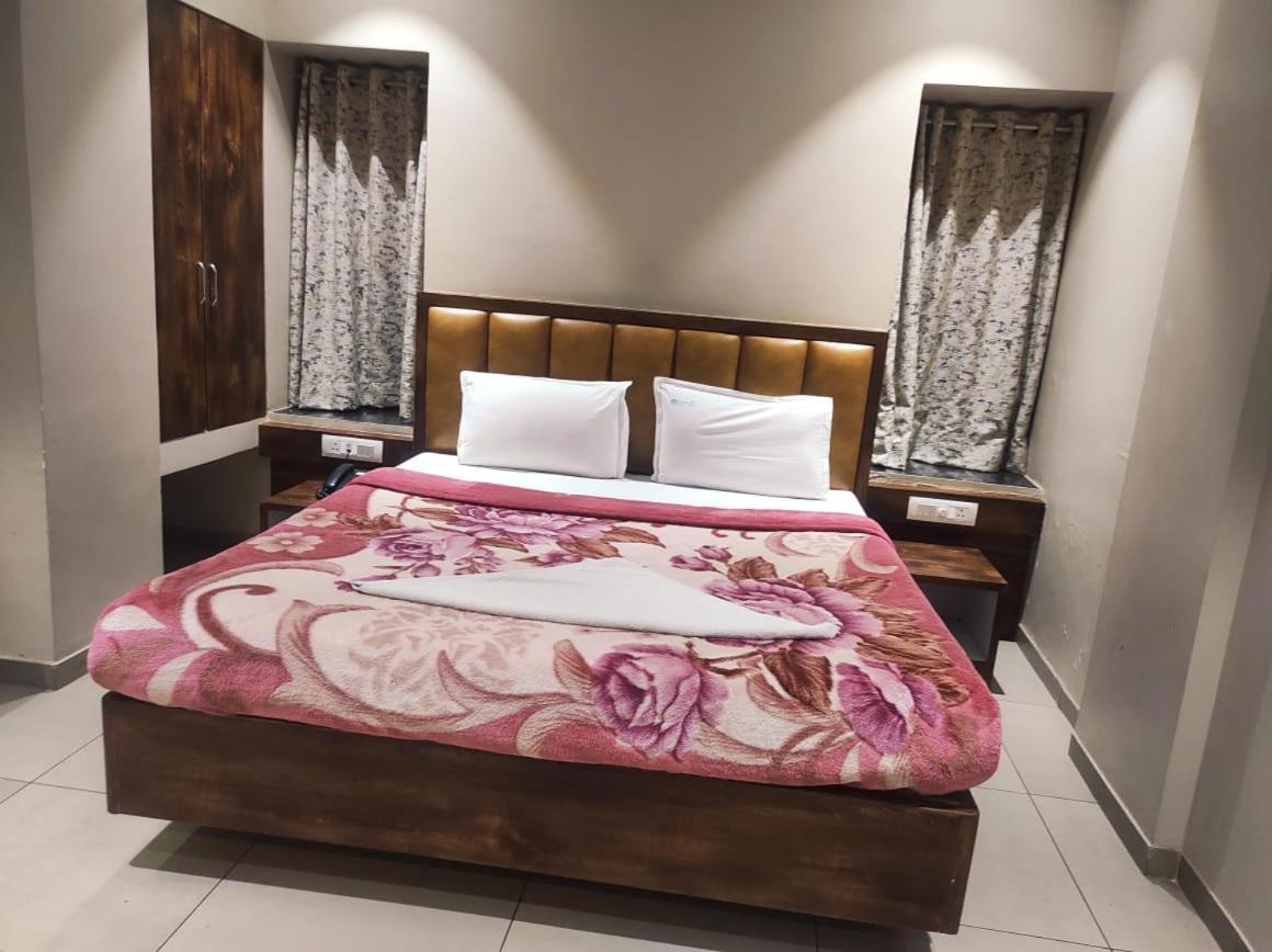 Hotel Vrindavan Deluxe コールハープル エクステリア 写真