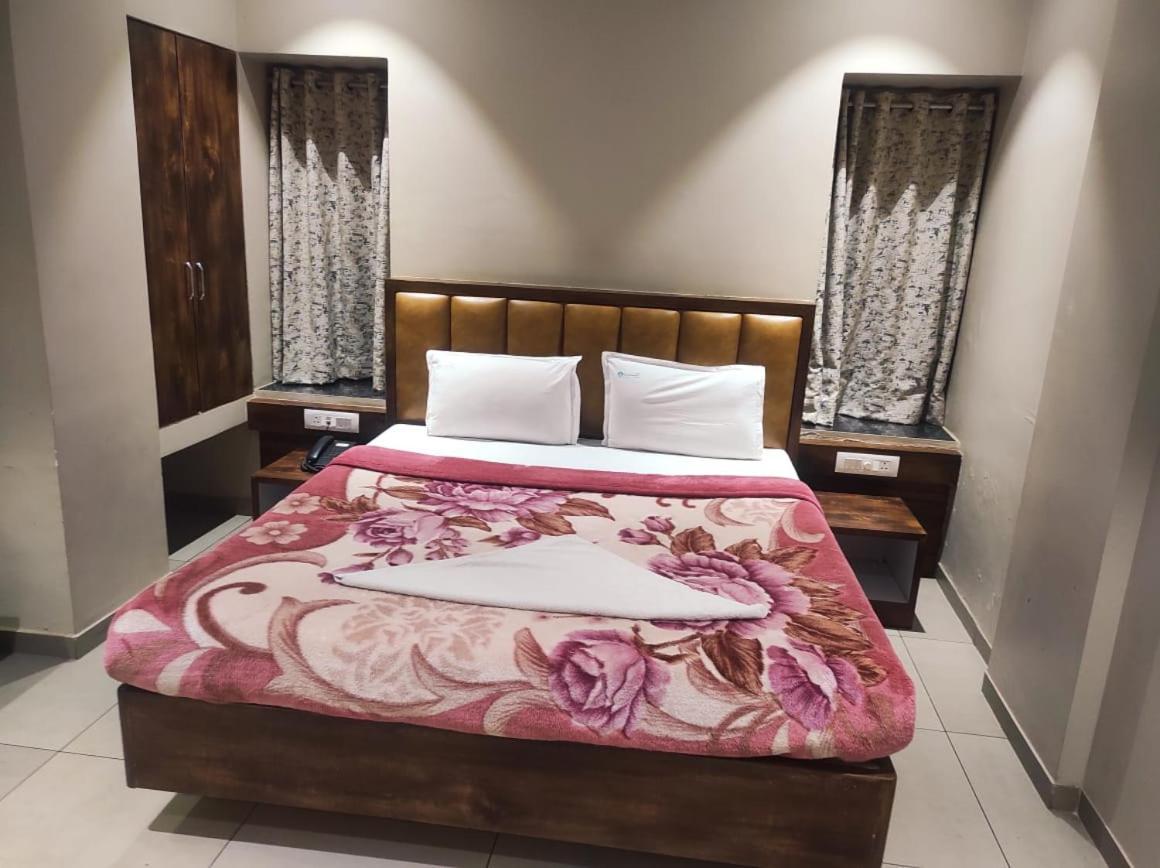 Hotel Vrindavan Deluxe コールハープル エクステリア 写真