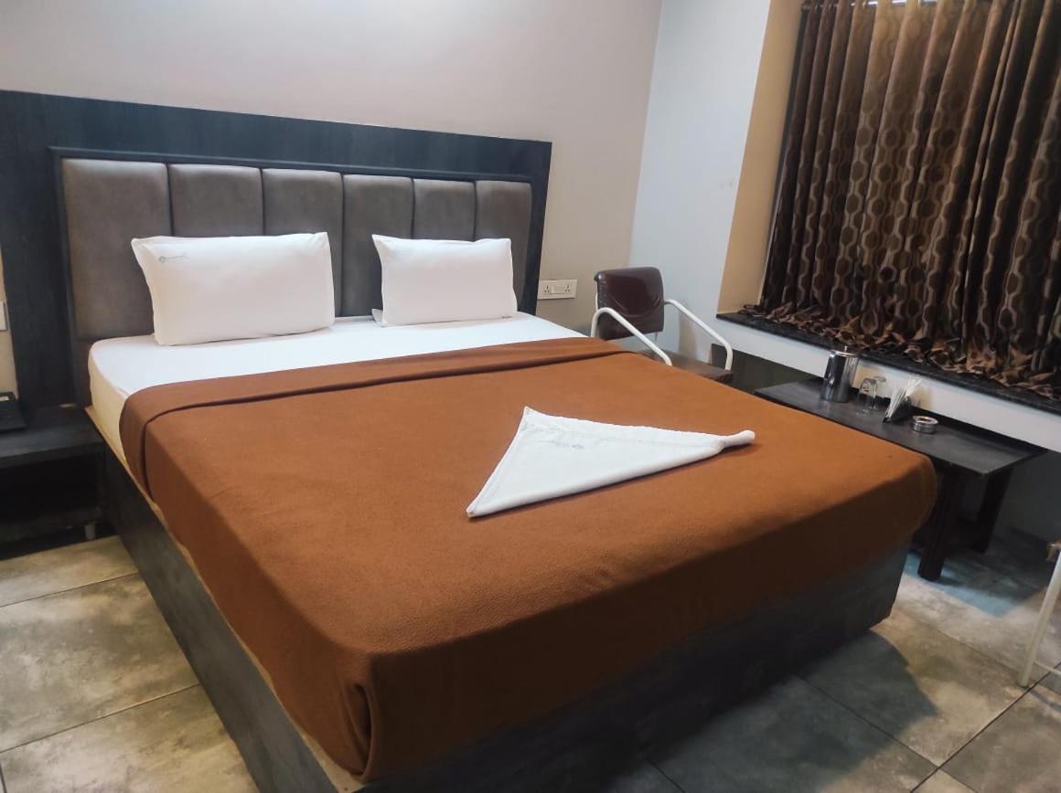 Hotel Vrindavan Deluxe コールハープル エクステリア 写真