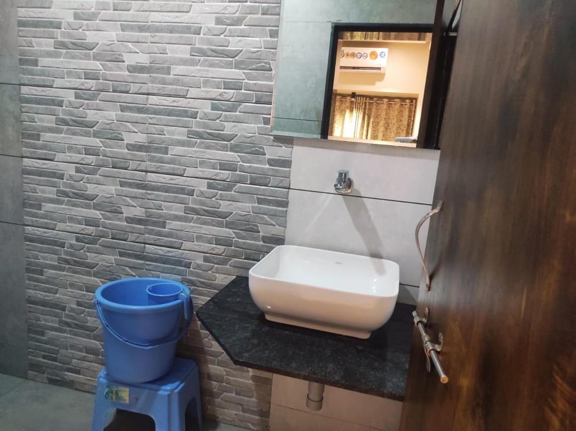 Hotel Vrindavan Deluxe コールハープル エクステリア 写真