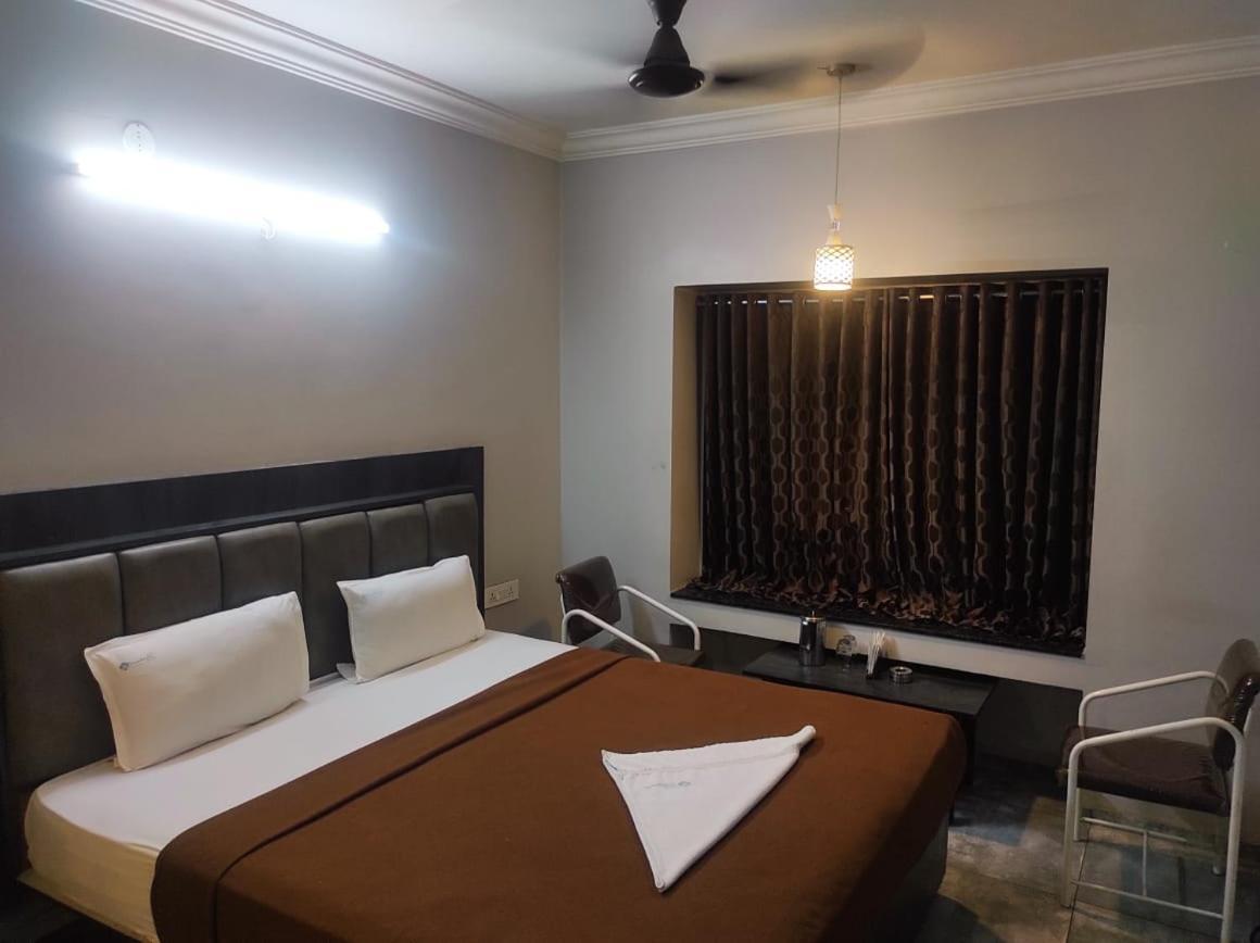 Hotel Vrindavan Deluxe コールハープル エクステリア 写真