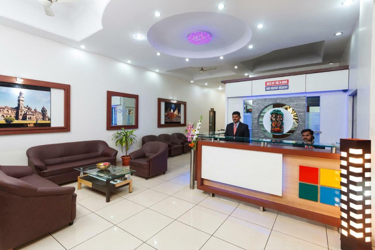 Hotel Vrindavan Deluxe コールハープル エクステリア 写真