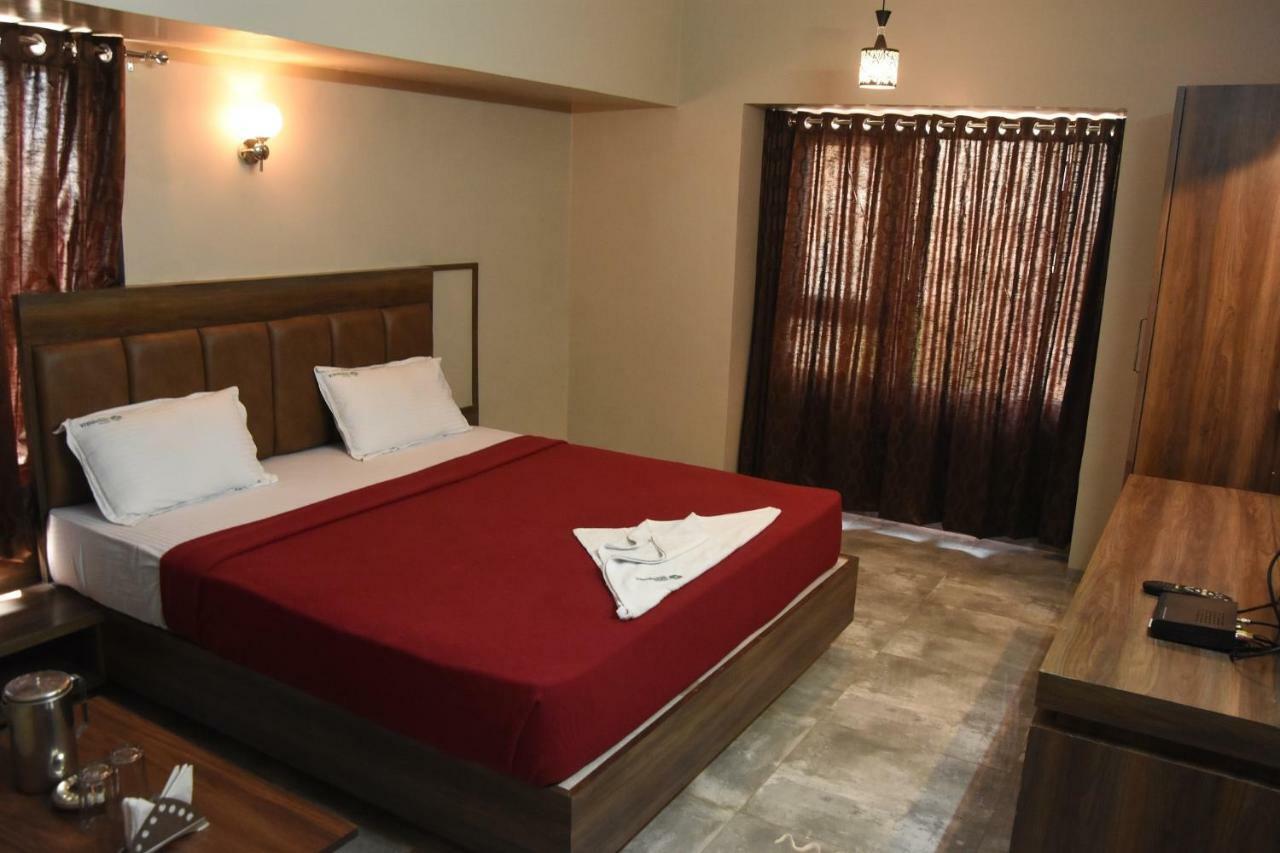 Hotel Vrindavan Deluxe コールハープル エクステリア 写真
