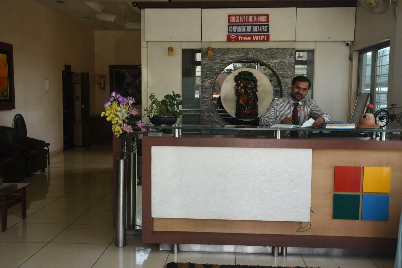 Hotel Vrindavan Deluxe コールハープル エクステリア 写真