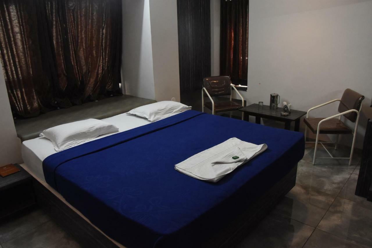 Hotel Vrindavan Deluxe コールハープル エクステリア 写真
